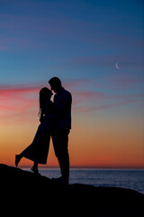 Fototapeta premium silhouette of couple on the beach