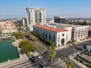 Plakat Aerial view of Stockton, California, USA, showcasing the city's architecture, including the City Hall, waterfront, and street traffic. Illustrates urban planning and daily life.