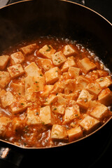 調理中の麻婆豆腐