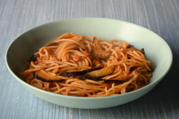 茄子とツナのトマトソースパスタ