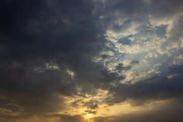 Obraz premium Sunset sky with cloud and sun ray. Sunset sky background.