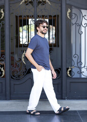 Homem elegante com roupas de verão e estilo de moda com poses e chapeus.