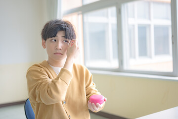 髪を気にする男子