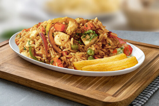 Arroz Relleno con Verduras y Calamar Acompa&ntilde;ado de Pl&aacute;tanos Fritos