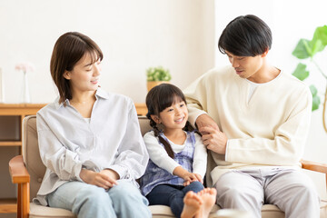 Obraz premium ソファに座る家族