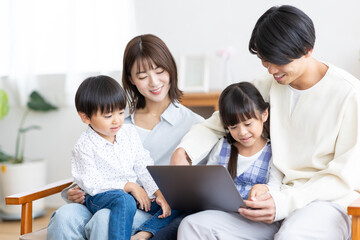 パソコンを見る家族