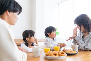 テーブルを囲む家族