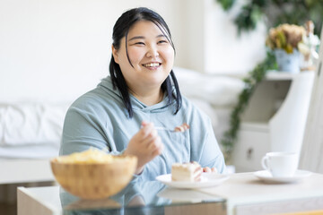 ケーキを食べる女性