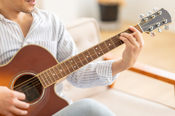 Fototapeta premium ギターを弾く男性