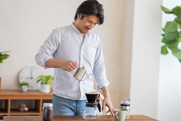 コーヒーを淹れる男性