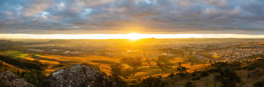 P&ocirc;r-do-sol no Morro do Prudente