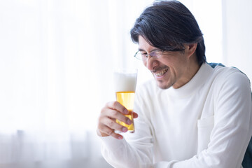 ビールを飲む男性