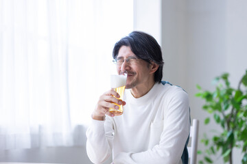 Fototapeta premium ビールを飲む男性