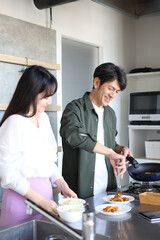 キッチンに立つ男女