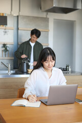 リビングで仕事をする女性