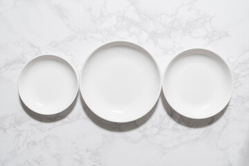 大理石の板に置かれた白いお皿