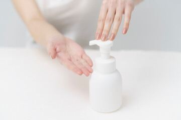 ボトルから泡を出す女性