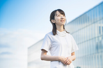 白衣の女性（看護師・歯科衛生士・サロンなど医療全般イメージ）