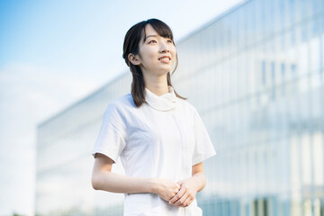 白衣の女性（看護師・歯科衛生士・サロンなど医療全般イメージ）