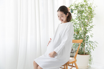 おなかを触る妊婦