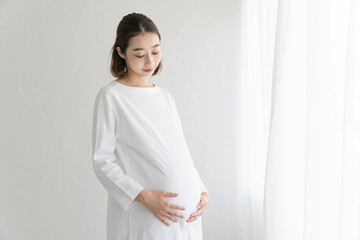 おなかを触る妊婦
