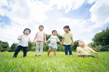 青空の下、元気に走る子供たち