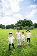 Fototapeta premium 青空の下、元気に走る子供たち