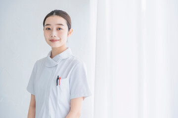 白衣の女性
