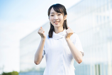 ガッツポーズをする白衣の女性