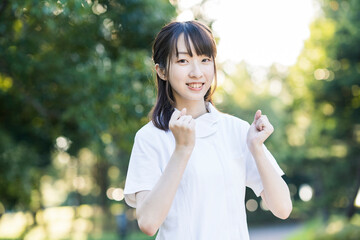 ガッツポーズをする白衣の女性