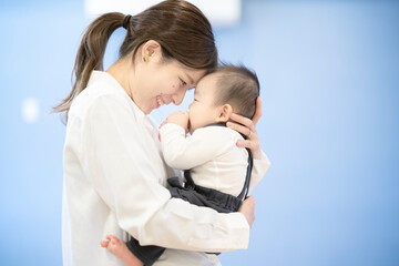 赤ちゃんを抱っこするお母さん