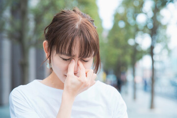 眼精疲労に悩む女性