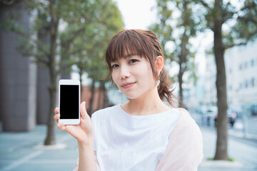 スマートフォンを持つ女性