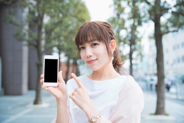 スマートフォンを操作する女性