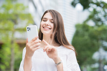 スマートフォンを操作する女性