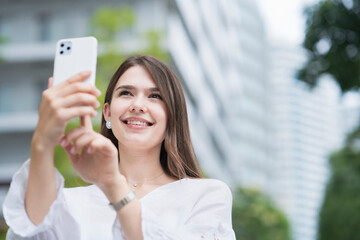 スマートフォンを操作する女性