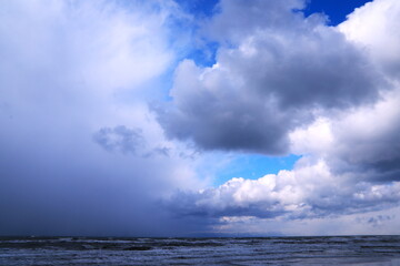 雪雲迫る冬の日本海