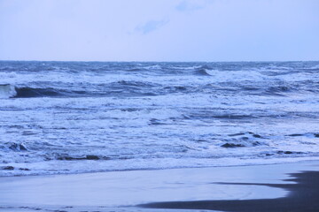白波打ち寄せる冬の日本海