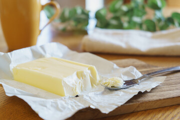 包装紙に包まれたバター
