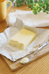 包装紙に包まれたバター