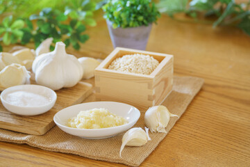 日本の食べ物｜にんにく麹と材料(にんにく・米麹・塩)
