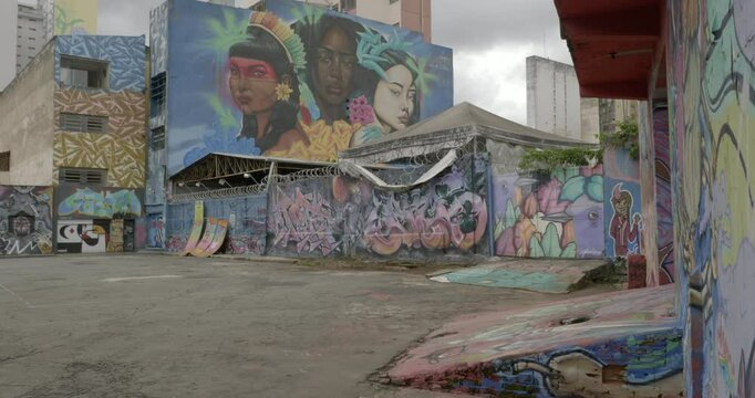 Beco da Codorna is an area in Goiania with free access to the public and with an amazing quantity of street art to contemplate