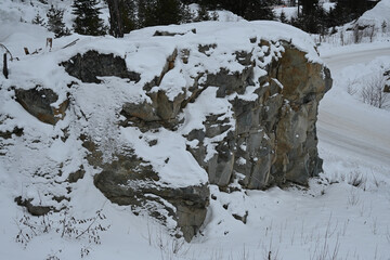 Mountain boulder covered with a snow mantle, a winter view_20250208_DSC_2704