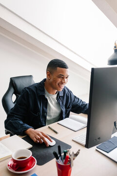 Young digital nomad enjoys a virtual work meeting