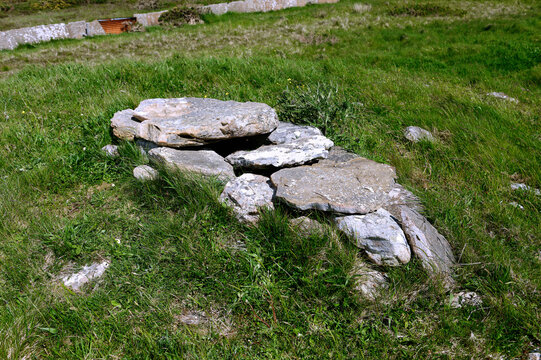 Cnoc Freiceadain 5000 year chambered cairns, Caithness, Scotland. Along length of south cairn from stone cist at its west end