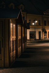 Nocny jarmark na brukowanej ulicy © Mariusz