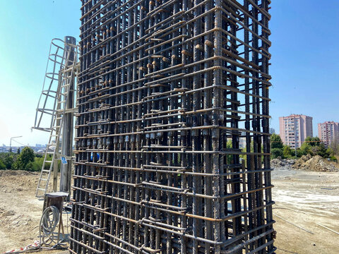 Manufacture of barrel columns in Top-Down construction method