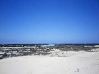 黒と白のコントラストが美しいランサローテ島の海岸