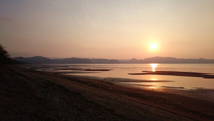 猪苗代湖の湖岸から眺める夕日