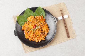  The cuttlefish is a mollusc of the octopus family. It is similar to an octopus, but its body is short, round, and about 20 to 30 cm long.